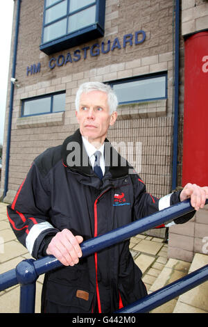 Vice-amiral Sir Alan Massey, directeur général de l'Agence des gardes maritimes et des gardes-côtes lors d'une visite à la station de la garditrice de la haute-maîtrise de Bangor, Co Down. Banque D'Images