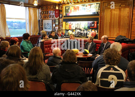 Gordon Mckie (au centre à droite), secrétaire du Cabinet pour la Justice, Kenny MacAskill MSP (au centre) et Moray Low (au centre à gauche), joueur de rugby écossais, avec des membres du club de rugby de Musselburgh lors de l'annonce au Musselburgh Rugby Club d'un investissement important dans le match à la base,y compris l'établissement d'un nouveau volet de financement pour les améliorations majeures des installations des clubs de rugby. Banque D'Images