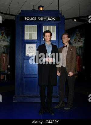 Matt Smith (à gauche) pose à côté de la Tardis et un modèle à l'échelle de la taille de la vie de Doctor Who, lors du lancement VIP de Doctor Who Experience à Olympia Two à Kensington, à l'ouest de Londres. Banque D'Images