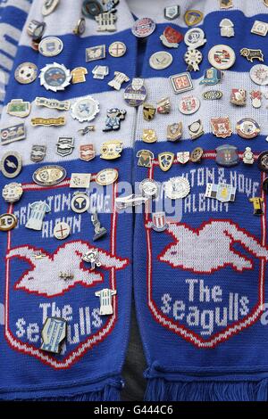 Football - FA Cup - Cinquième tour - Stoke City v Brighton et Hove Albion - Britannia Stadium.Détail d'un fan de Brighton et Hove Albion portant un foulard de club orné de badges de football Banque D'Images