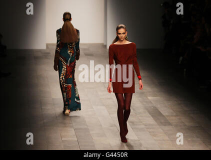 Un modèle sur la passerelle pendant le spectacle Issa dans le cadre de la London Fashion week à Somerset House, Londres. Date de la photo: Samedi 19 février 2011. Voir PA showbiz le crédit photo devrait se lire: Gareth Fuller/PA Wire Banque D'Images