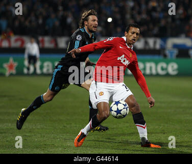 Luis Nani de Manchester United (à droite) en action avec Gabriel Heinze de Marseille lors du match de la Ligue des champions de l'UEFA au Stade Vélodrome, Marseille, France. Banque D'Images