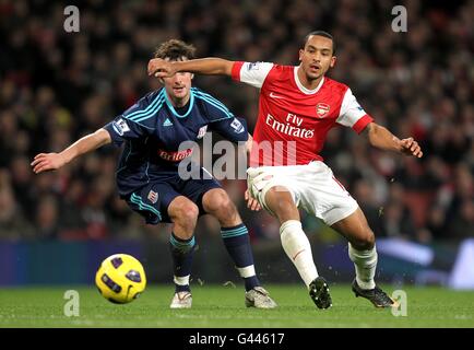 Football - Barclays Premier League - Arsenal / Stoke City - Emirates Stadium.Danny Pugh de Stoke City (à gauche) et Theo Walcott d'Arsenal (à droite) se battent pour le ballon. Banque D'Images