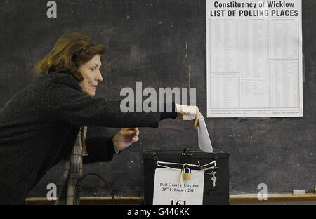 Une femme (nom inconnu) vote à l'élection générale irlandaise à l'école nationale St. Joseph de Glenealy, au R. Wicklow. Banque D'Images