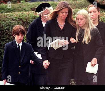 Anita Rothschild, avec sa famille aux funérailles de son mari, le financier Amschel Rothschild, qui s'est pendu à Paris la semaine dernière. Plusieurs centaines de personnes se sont rassemblées aujourd'hui pour rendre hommage aux funérailles du multimillionnaire, à la Synagogue juive libérale de Willesden, dans le nord-ouest de Londres. Voir PA Story FUNÉRAILLES Rothschild. Photo de Michael Stephens/PA Banque D'Images