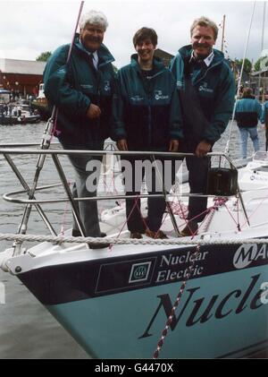 Helen Bentley, infirmière de Brighton, à bord du yacht « Nuclear Electric », champion du monde entier, au Festival international de la mer de Bristol, où le yacht a été redédié. De gauche à droite : yachtsman vétéran et deviseur du défi mondial BT de 1996-97, Chay Blyth, Helen Bentley de Brighton et Richard Tudor, skipper « Nuclear Electric ». Voir PA Story SEA Helen. Banque D'Images