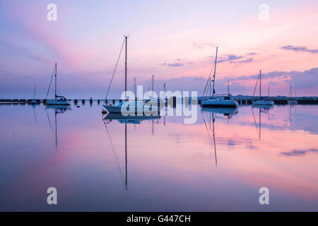 Une vue sur les bateaux dans le port de Langstone dans le Hampshire. Banque D'Images