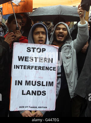 Les manifestants anti-Kadhafi brandissent des banderoles devant l'ambassade de Libye à Londres, tandis que la violence continue de faire rage dans l'État nord-africain. Banque D'Images