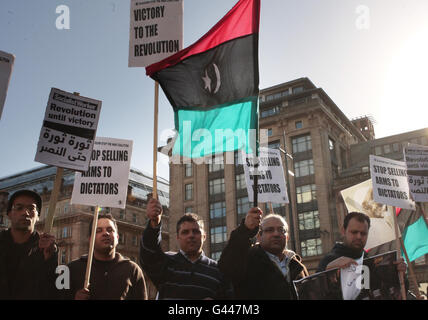 Les manifestants anti-Kadhafi brandissent des banderoles sur la place George, à Glasgow, tandis que la violence continue de faire rage en Libye. Banque D'Images