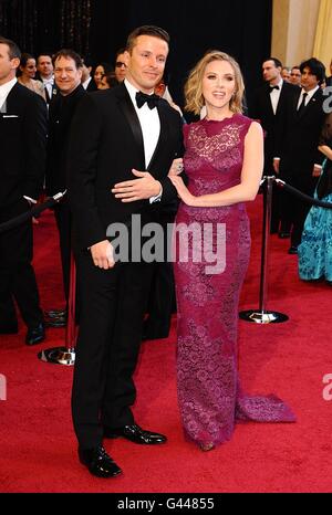 Scarlett Johansson est escorté par Joe Makota sur le tapis rouge avant le 83e Academy Awards le dimanche 27 février 2011, dans la section Hollywood de Los Angeles Banque D'Images