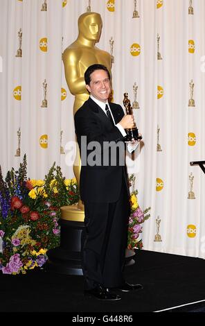 Lee Unkrich avec le prix du meilleur spectacle d'animation, reçu pour Toy Story 3, lors du 83e Academy Awards au Kodak Theatre de Los Angeles. Banque D'Images