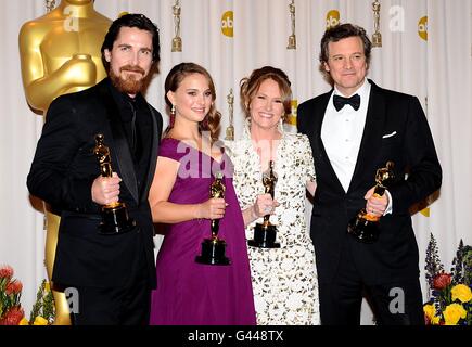 (G-D) Christian Bale, Natalie Portman, Melissa Leo et Colin Firth avec leurs prix du meilleur acteur, lors des 83e Academy Awards au Kodak Theatre de Los Angeles. Banque D'Images