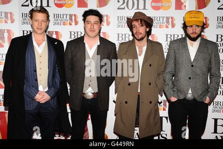 (De gauche à droite) Ted Dwane, Marcus Mumford, Ben Lovett et Winston Marshall de Mumford et fils arrivant pour les Brit Awards 2011 à l'O2 Arena, Londres. Banque D'Images