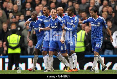 Frank Lampard (au centre) de Chelsea célèbre avec ses coéquipiers après marquant le premier but de son côté Banque D'Images