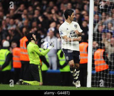 Mikel Arteta d'Everton célèbre sa pénalité lors de la FA Cup, quatrième Round Replay à Stamford Bridge, Londres. Banque D'Images