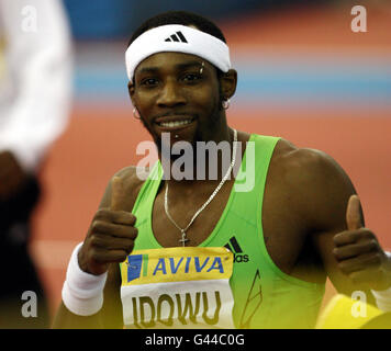 Phillips Idowu en Grande-Bretagne célèbre sa victoire au triple saut lors du Grand Prix d'intérieur Aviva à la National Indoor Arena de Birmingham. Banque D'Images