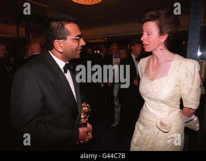 La princesse Royale lors d'une brève rencontre avec le journaliste de l'ITN Martin Bashir, qui a reçu le prix du meilleur salon de discussion BAFTA pour son entretien Panorama HRH la princesse de Galles, lors du dîner après cérémonie à Park Lane. Banque D'Images