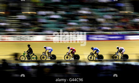 Les concurrents de Men Keirin lors de la coupe du monde de course au National Cycling Center de Manchester. Banque D'Images