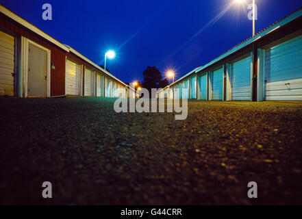 Vue de nuit comme unités de stockage location garage alignés dans une rangée Banque D'Images