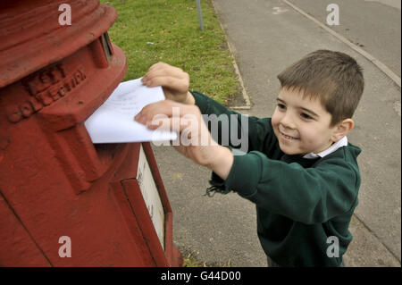 Jolyon Ellis, âgé de six ans, posa sa main a adressé une invitation au prince William et à Mlle Catherine Middleton, demandant leur participation à la fête du jardin de l'école primaire Bucklebury C of E à Newbury. Banque D'Images