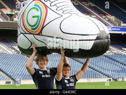 Scotland 7's Ross Samson (avant) et David Denton ont fait le retour de la campagne Sport Your Trainers de Glasgow 2014 à Murrayfield, Édimbourg. Banque D'Images