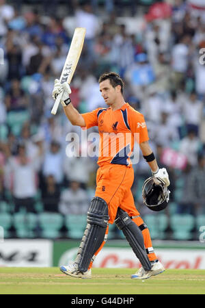 Le batteur néerlandais Ryan Ten Doeschate élève sa batte après avoir marqué un siècle lors du match de la coupe du monde de cricket de la CPI au terrain de l'Association de cricket de Vidarbha, Nagpur. Banque D'Images