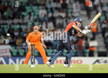 Le capitaine d'Angleterre Andrew Strauss joue au ballon pour 4 courses lors du match de la coupe du monde de cricket de l'ICC au terrain de l'Association de cricket de Vidarbha, Nagpur. Banque D'Images