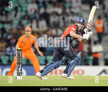 Le capitaine d'Angleterre Andrew Strauss joue au ballon pour 4 courses lors du match de la coupe du monde de cricket de l'ICC au terrain de l'Association de cricket de Vidarbha, Nagpur. Banque D'Images