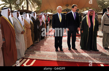 (De gauche à droite) l'ancien Premier ministre britannique Sir John Major, le Premier ministre britannique David Cameron et le Premier ministre koweïtien Nasser Mohammed Al-Ahmed Al-Sabah arrivent pour une cérémonie marquant le 20e anniversaire de la libération du Koweït le deuxième jour de la visite de Cameron au Moyen-Orient. Banque D'Images
