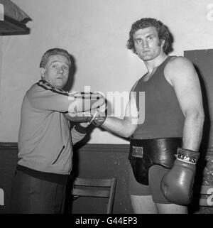 British Heavyweight et actuel EBU (européen) Heavyweight Titulaire de titre Joe Bugner (r) lors d'une session de formation avec le gérant Andy Smith (l) avant son combat de titre contre le Dutchman Rudi Lubbers au Royal Albert Hall le 16 janvier 1973.Joe Bugner a gagné le combat sur les points après 15 tours. Banque D'Images