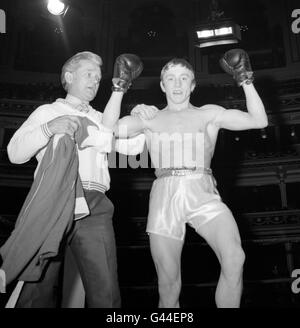 Boxe - poids-lourd - David 'Boy' Green v Alan Salter - Royal Albert Hall, Kensington, Londres.David 'Boy' Green (r) fête avec son Manager Andy Smith (l) après sa victoire au premier tour de TKO.David 'Boy' Green est un fermier de carotte par le commerce. Banque D'Images