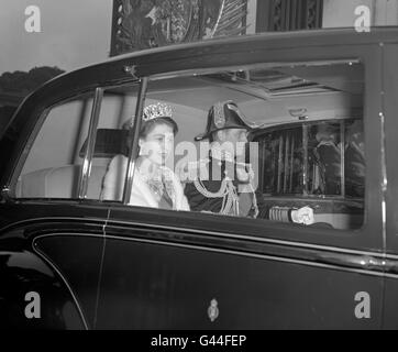 La Reine et le duc d'Édimbourg, qui porte le chapeau à coked de son amiral, se rendent de Buckingham Palace pour assister au dîner donné par le premier ministre à Lancaster House, à Saint James. Banque D'Images