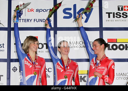 (Gauche-droite) l'histoire de Wendy Houvenaghel, Joanna Rowsell et Sarah en Grande-Bretagne célèbrent avec leurs médailles d'or après la victoire dans la poursuite de l'équipe féminine Banque D'Images