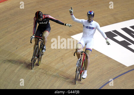 Jason Kenny (à gauche), en Grande-Bretagne, félicite Kevin Sireau (à droite) En le battant dans le Sprint masculin Banque D'Images