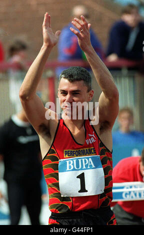 Jonathan Edwards salue son public à Gateshead après avoir remporté le triple saut dans le BUPA Jeux aujourd'hui (Sun). Photo par Rui Vieira.PA. Banque D'Images