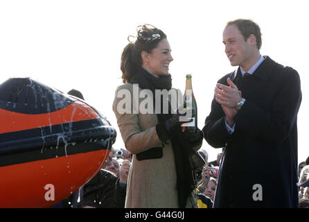Le Prince William applaudit après que sa fiancée Kate Middleton verse du champagne au-dessus de la « Hereford Endeavour », lors d'une cérémonie de dénomination et d'un service de dédicace pour le nouveau canot de sauvetage Atlantic 85 de Royal National Lifeboat Insution, à la station de Lifeboat de Trearddur Bay, à Trearddur Bay, Anglesey, dans le nord du pays de Galles. Banque D'Images
