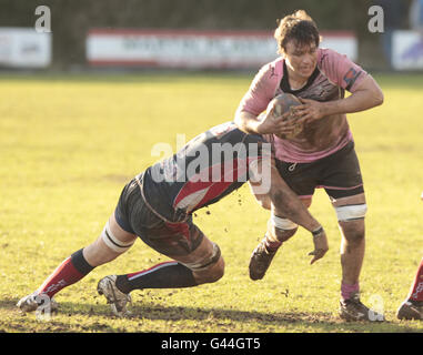 Rugby Union - coupe britannique et irlandaise - Ayr v Doncaster Knights - Millbrae.Robbie Colhoun d'Ayr détient Ed Jackson de Doncaster lors du match de coupe britannique et irlandaise à Millbrae, Ayr. Banque D'Images