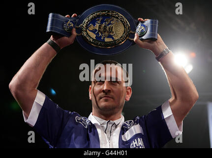 L'acteur Waller Mellor porte la ceinture de Stephen Foster Junior sur le ring avant le combat de l'UER Super Featherweight Title contre Ermano Fegatilli au stade Reebok, Bolton. Banque D'Images