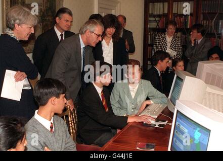 Le Premier ministre John Major et le député Roger Freeman (derrière M. Major) regardent comme les 6e artistes de l'école Moseley de Birmingham, montrent le logiciel qu'ils ont conçu pour compiler les tables de ligue de marque de charte ce matin (jeudi). La manifestation a eu lieu au 10 Downing Street. Photo de Michael Stephens/PA. DISQUE WPA/NS. Banque D'Images