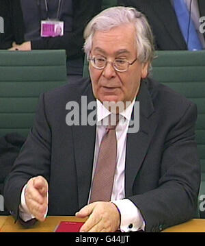 Mervyn King, gouverneur de la Banque d'Angleterre, présente des témoignages au Comité du Trésor de la Chambre des communes de Portcullis à Londres. Banque D'Images