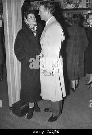 L'actrice américaine Jane Russell explique Au revoir à son mari, Bob Waterfield, ancien footballeur américain avant de quitter l'aéroport de Londres pour New York. Banque D'Images