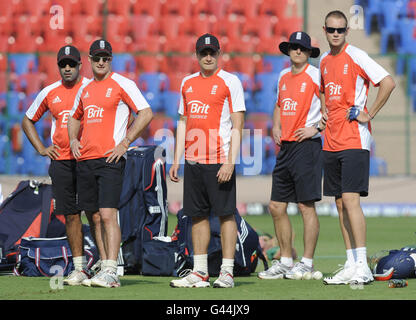 En Angleterre, Ravi Bopara (à gauche), Andrew Strauss (deuxième à gauche), Luke Wright (au centre) et Stuart Broad (tout à droite) pendant l'entraînement au stade Chinnaswamy, Bangalore, Inde. Banque D'Images