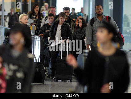 Justin Bieber arrive au terminal 1 de l'aéroport de Heathrow après avoir pris l'avion de Los Angeles. Banque D'Images