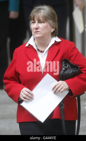 Le chef conservateur écossais Annabel Goldie suit les questions des premiers ministres au Parlement écossais à Édimbourg. Banque D'Images