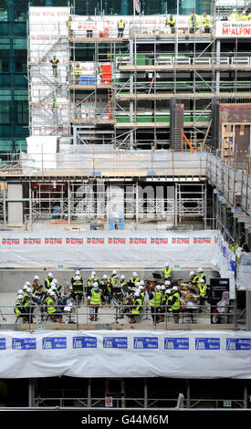 Hard Hat PROM' sur le plancher de la nouvelle salle de concert de l'école qui est actuellement en cours de développement à Milton court à Londres. Banque D'Images