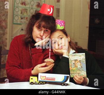 Pas un anniversaire très heureux pour Julie Wray, avec sa fille Amy, qui fête sans son mari de camionneur Dave, chez eux à Tingley, près de Wakefield. Dave est coincé près de Calais dans la grève des chauffeurs français qui pourrait bien les mettre en faillite. Photo de Paul Barker/PA. Banque D'Images