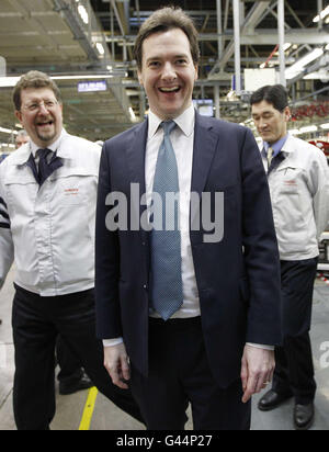 Le chancelier de l'Échiquier, George Osborne (au centre), s'entretient avec le directeur général Katsunori Kojima (à droite) et le directeur général adjoint Tony Walker lors d'une visite à l'usine Toyota de Derby. Banque D'Images