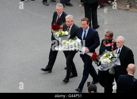 De gauche à droite : Observation du secrétaire aux affaires étrangères Hilary Benn, président de la Chambre des communes John Bercow, le premier ministre David Cameron, le président de l'aumônerie du Révérend Rose Hudson-Wilkin et dirigeant du Parti travailliste Jeremy Corbyn arriver à jeter des fleurs à Birstall, West Yorkshire, député travailliste après Jo Cox a été poignardé à mort dans la rue à l'extérieur de sa circonscription conseils la chirurgie. Banque D'Images