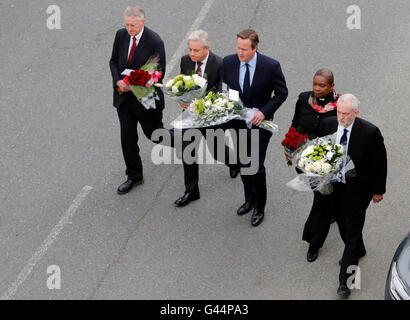 De gauche à droite : Observation du secrétaire aux affaires étrangères Hilary Benn, président de la Chambre des communes John Bercow, le premier ministre David Cameron, le président de l'aumônerie du Révérend Rose Hudson-Wilkin et dirigeant du Parti travailliste Jeremy Corbyn arriver à jeter des fleurs à Birstall, West Yorkshire, député travailliste après Jo Cox a été poignardé à mort dans la rue à l'extérieur de sa circonscription conseils la chirurgie. Banque D'Images