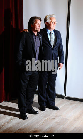 Emilio Estevez (à gauche) et Martin Sheen arrivent pour la première et la session Q+A pour leur nouveau film The Way, au BFI à Londres. Banque D'Images